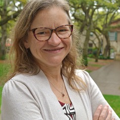 Kathleen Béres Rogers Profesora de inglés y directora del programa de humanidades médicas del College of Charleston