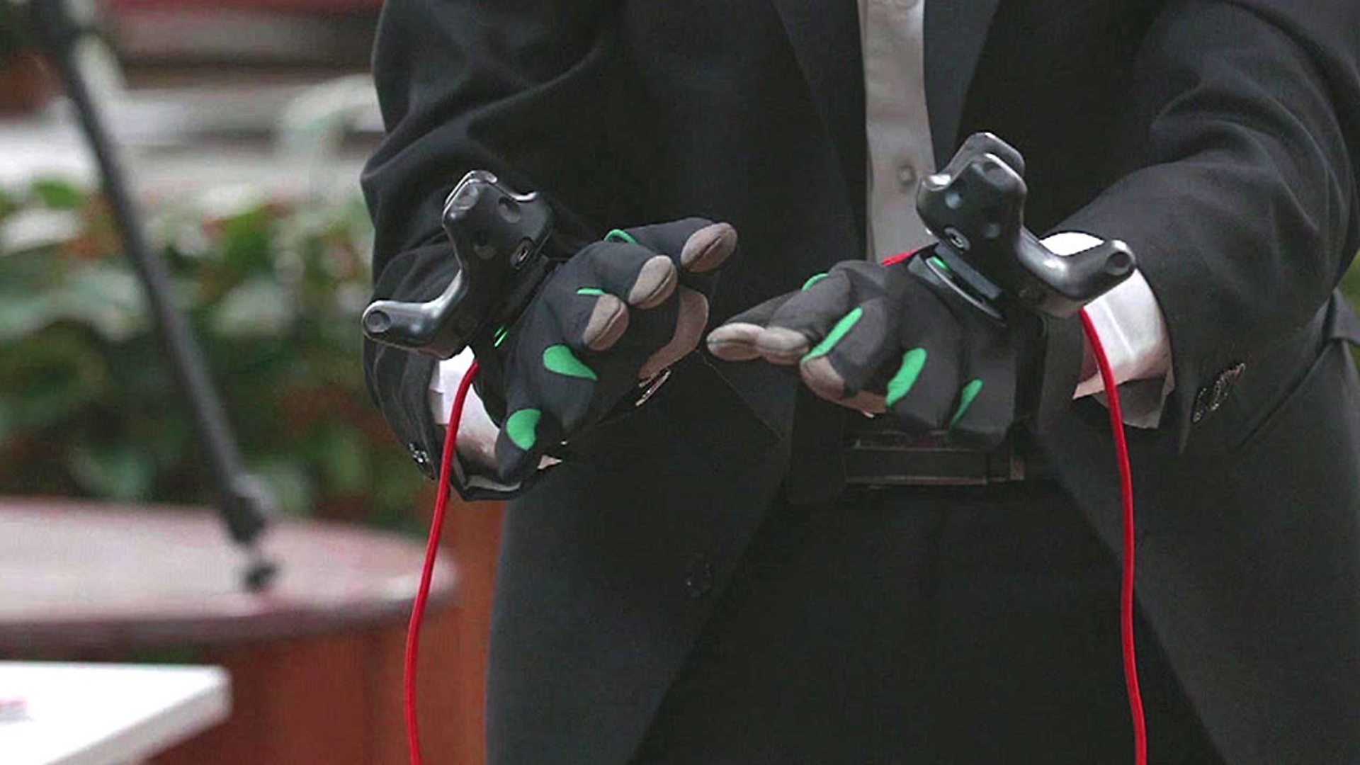 Los guantes hápticos ayudan a las personas ciegas a "ver" el arte